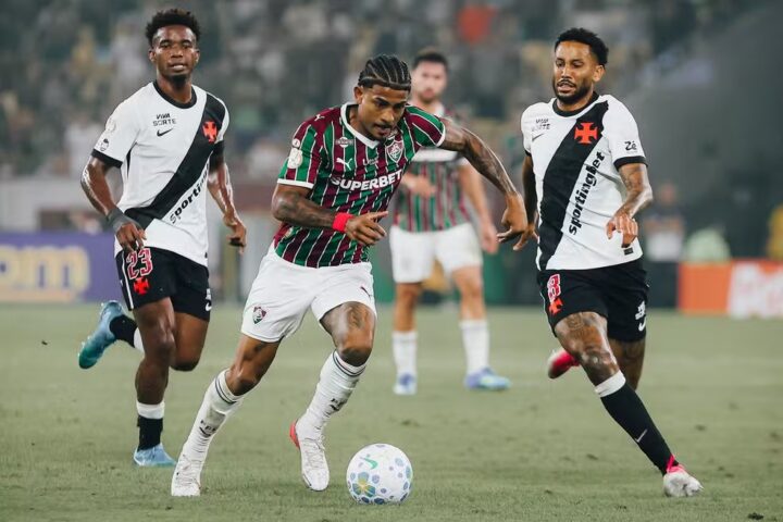 John Kennedy, do Fluminense, volta a ser internado após cirurgia no joelho