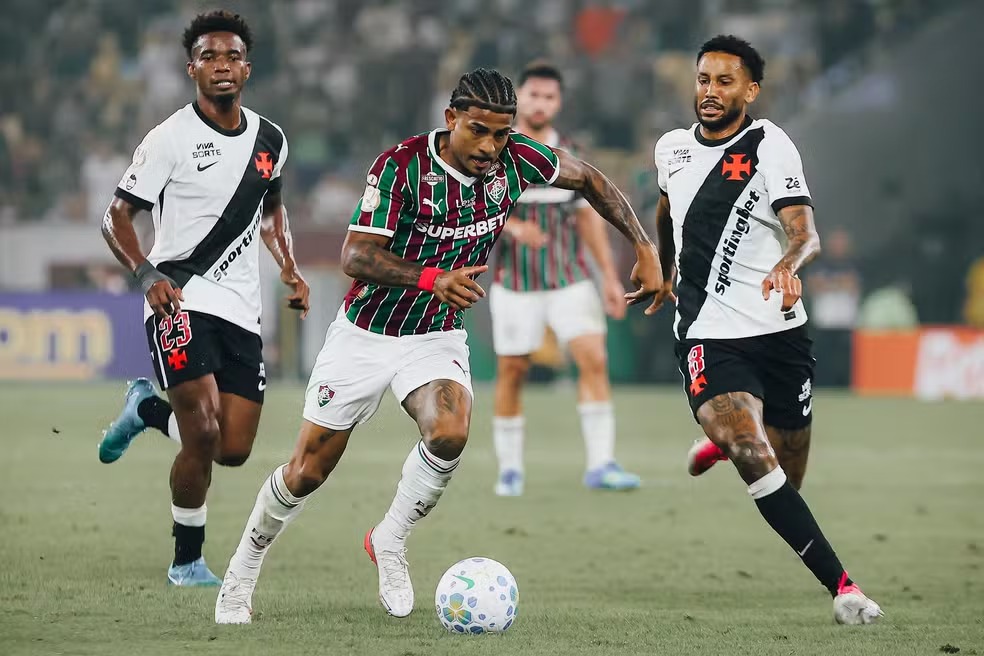 John Kennedy, do Fluminense, volta a ser internado após cirurgia no joelho