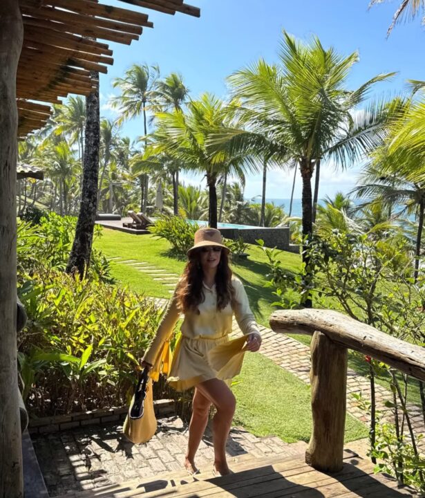 Juliana Paes se despede de temporada em Itacaré após dias de descanso em família