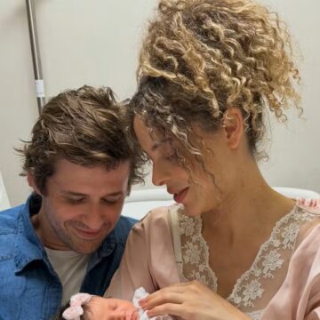 Larissa Gloor e Gil Coelho mostram pela primeira vez o rosto da filha Serena