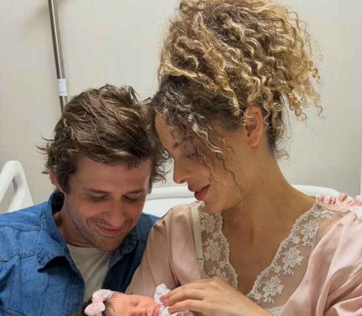 Larissa Gloor e Gil Coelho mostram pela primeira vez o rosto da filha Serena