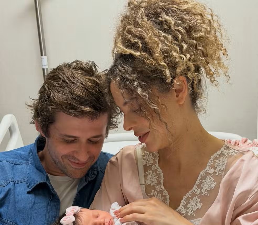 Larissa Gloor e Gil Coelho mostram pela primeira vez o rosto da filha Serena