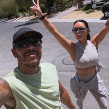 Lewis Hamilton abre álbum de fotos e posa ao lado de Kim Kardashian