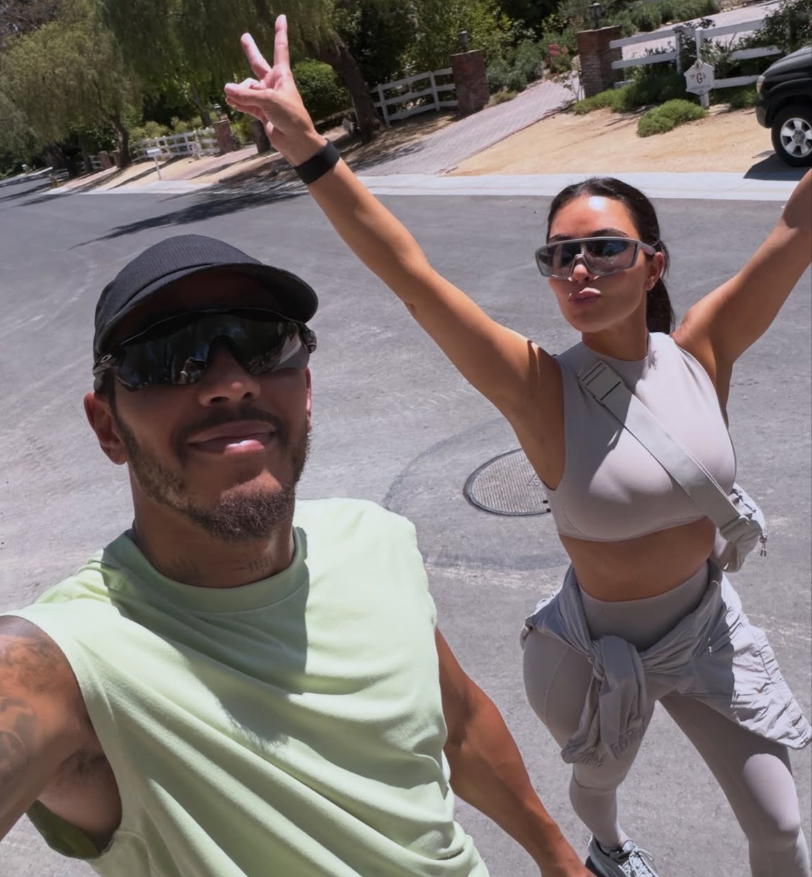 Lewis Hamilton abre álbum de fotos e posa ao lado de Kim Kardashian