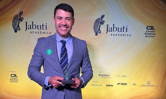 Livro de professor da UFBA vence Prêmio Jabuti Acadêmico 2026