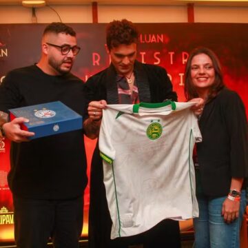 Aos 35 anos, Luan Santana recebe homenagem do Bahia durante show em Salvador