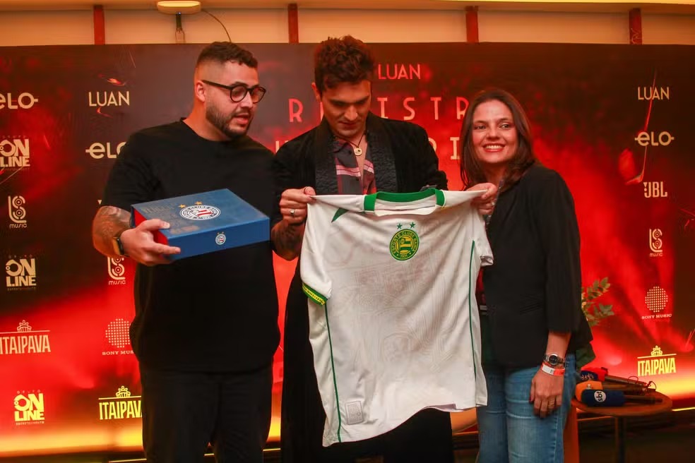 Aos 35 anos, Luan Santana recebe homenagem do Bahia durante show em Salvador