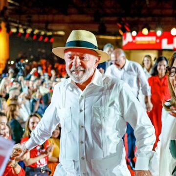 PT oficializa Lula como candidato à Presidência