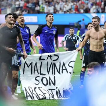 FIFA aplica multa na seleção argentina de R$ 1,6 milhão por faixa sobre a ilha das Malvinas na Copa