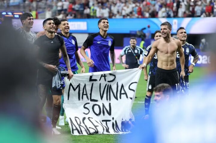 FIFA aplica multa na seleção argentina de R$ 1,6 milhão por faixa sobre a ilha das Malvinas na Copa