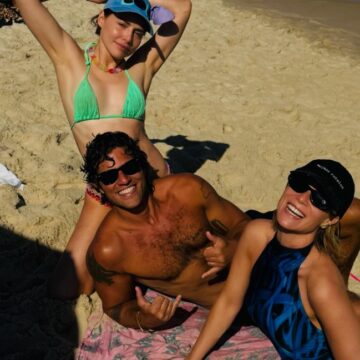 Mariana Ximenes curte dia de sol na praia ao lado de parceiros de cena Chay Suede e Letícia Colin