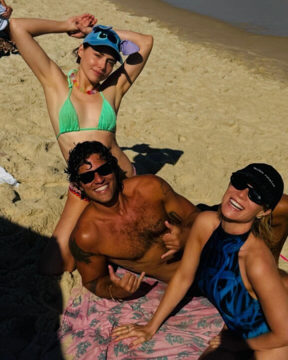 Mariana Ximenes curte dia de sol na praia ao lado de parceiros de cena Chay Suede e Letícia Colin