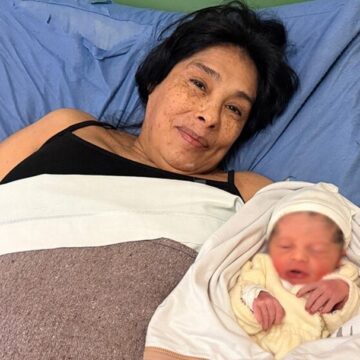 Mulher dá à luz primeiro filho aos 62 anos após passar pela menopausa na Argentina