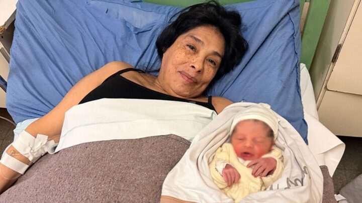 Mulher dá à luz primeiro filho aos 62 anos após passar pela menopausa na Argentina