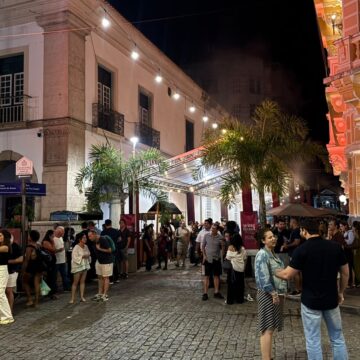 Rua Chile recebe festival de vinhos com degustações, gastronomia e música; veja fotos