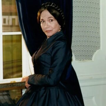 Longe das novelas, Nathalia Timberg completa 97 anos; veja como ela está