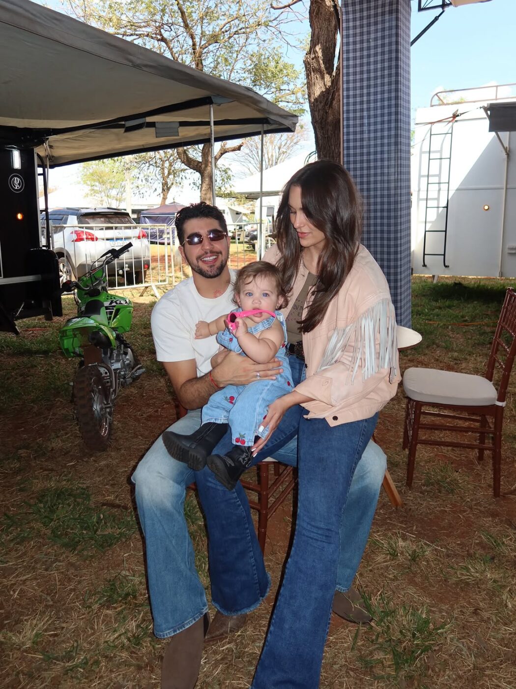 Rafa Kalimann monta camping para amigos e família na Festa do Peão de Barretos