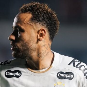 Neymar revela conversa com torcedor e deixa dúvida sobre jogar no sintético contra o Palmeiras