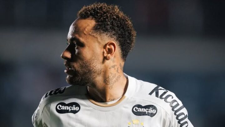 Neymar revela conversa com torcedor e deixa dúvida sobre jogar no sintético contra o Palmeiras