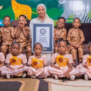 Nônuplos que entraram para Guinness Book completam 5 anos e vão para a escola