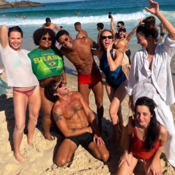 Letícia Colin curte folga com Chay Suede, MC Carol e elenco de novela em praia do Rio; veja fotos
