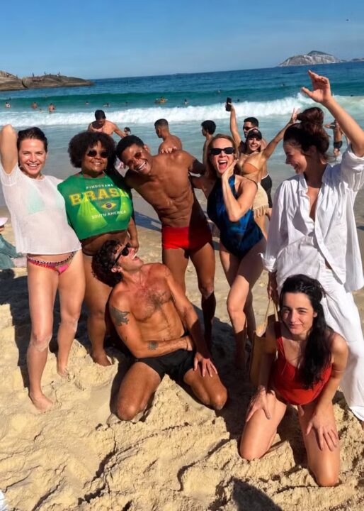 Letícia Colin curte folga com Chay Suede, MC Carol e elenco de novela em praia do Rio; veja fotos
