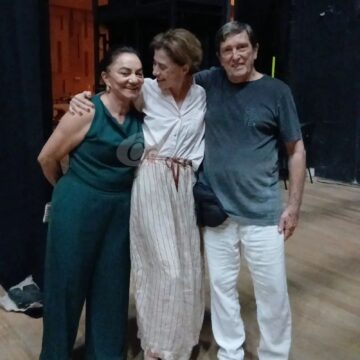 Pais de Wagner Moura e Wladimir Brichta assistem espetáculo de Fernanda Torres em Salvador