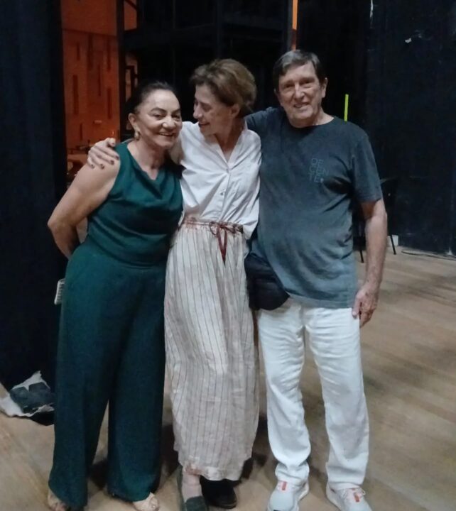 Pais de Wagner Moura e Wladimir Brichta assistem espetáculo de Fernanda Torres em Salvador