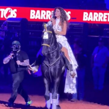 Montada em cavalo, Paula Fernandes faz apresentação emocionante na Festa do Peão de Barretos