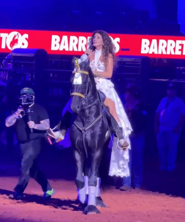 Montada em cavalo, Paula Fernandes faz apresentação emocionante na Festa do Peão de Barretos