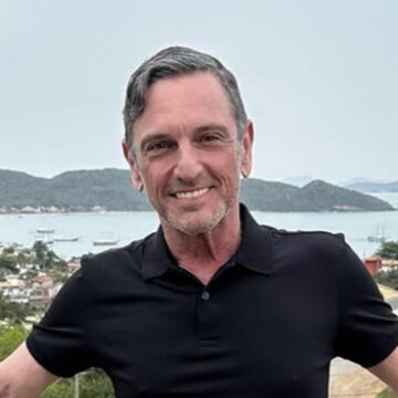 Ex-Titãs Paulo Miklos desabafa após passar dias internado com pneumonia
