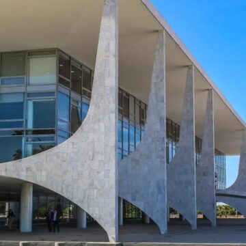 Governo brasileiro critica revogação de visto de embaixadora nos Estados Unidos: “Medidas hostis”