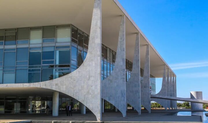 Governo brasileiro critica revogação de visto de embaixadora nos Estados Unidos: “Medidas hostis”