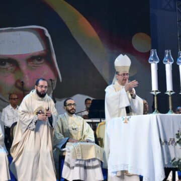 Fiéis encerram homenagens a Santa Dulce dos Pobres com missa e procissão em Salvador