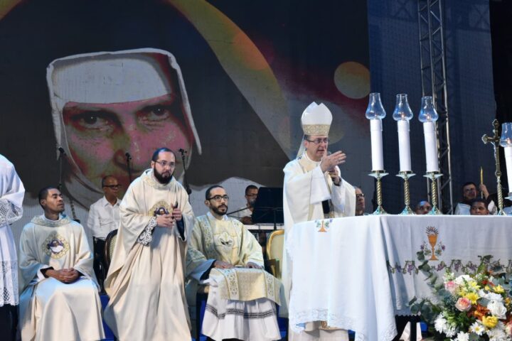 Fiéis encerram homenagens a Santa Dulce dos Pobres com missa e procissão em Salvador