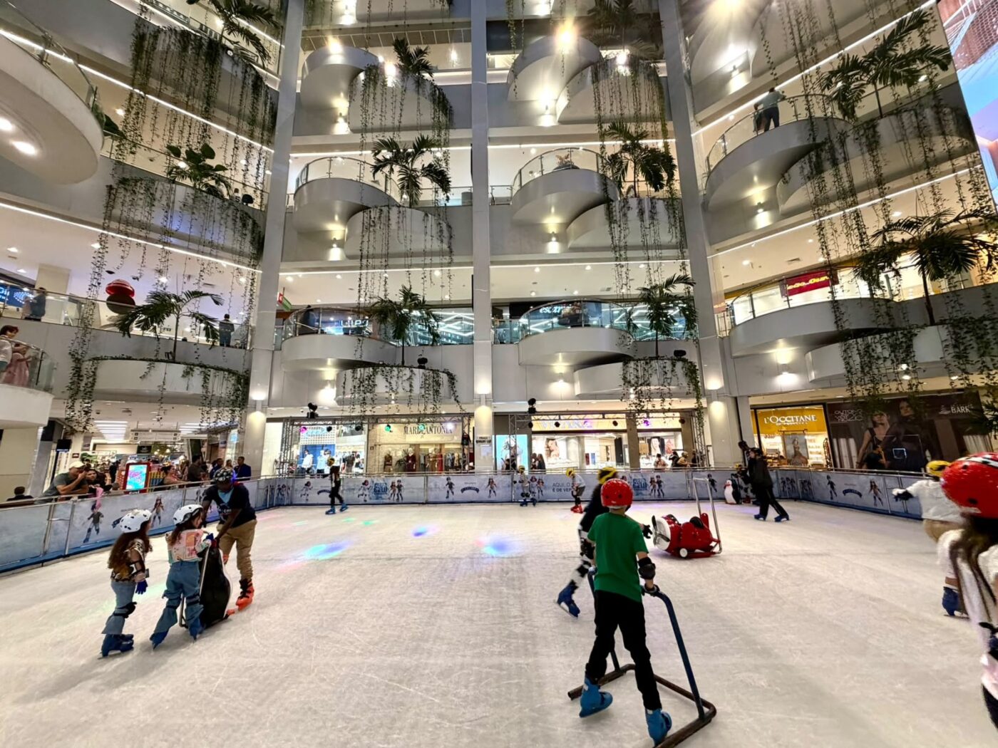 Patinação no gelo em Salvador? Shopping Barra aposta em atração para toda a família