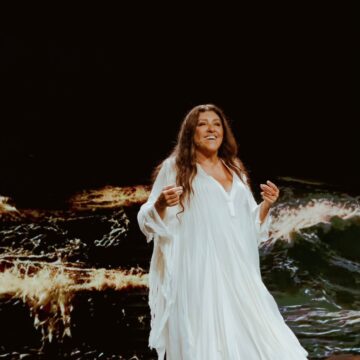 Regina Casé traz espetáculo solo “VIVA! VIDA!” para Salvador