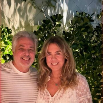Viúvo de Rita Lee, Roberto de Carvalho publica nova foto ao lado da namorada