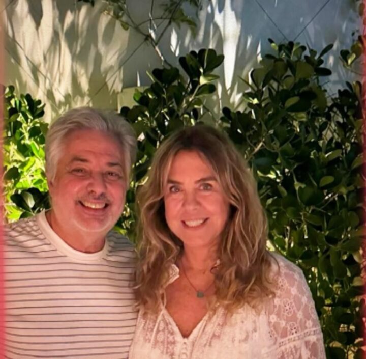 Viúvo de Rita Lee, Roberto de Carvalho publica nova foto ao lado da namorada
