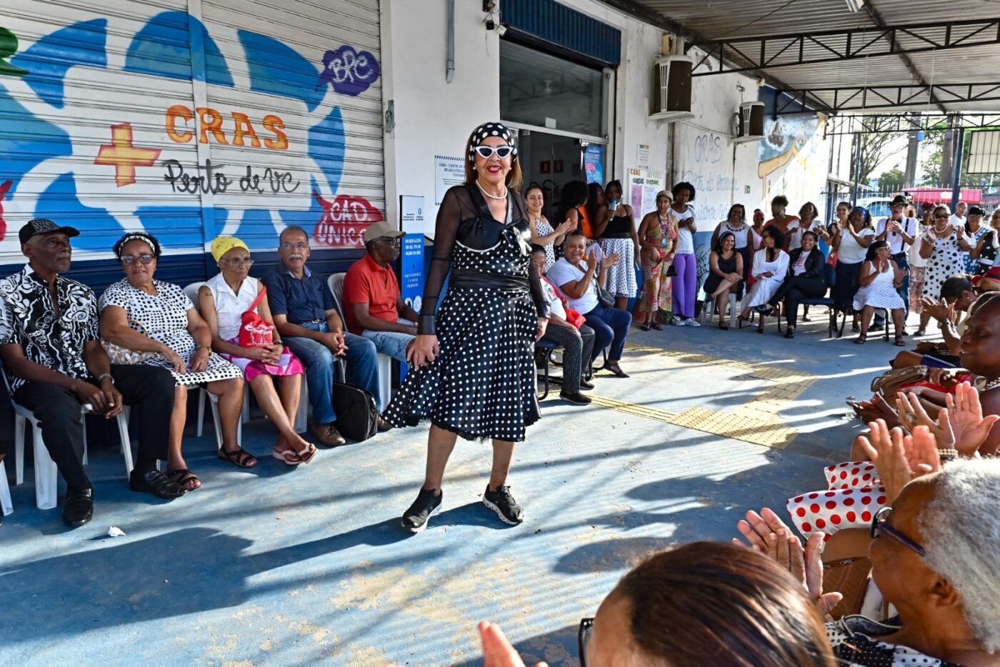 Baile dos Anos 60 reúne idosos com música, dança e fantasias em Salvador