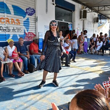 Baile dos Anos 60 reúne idosos com música, dança e fantasias em Salvador