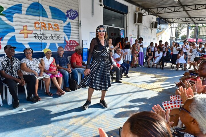 Baile dos Anos 60 reúne idosos com música, dança e fantasias em Salvador