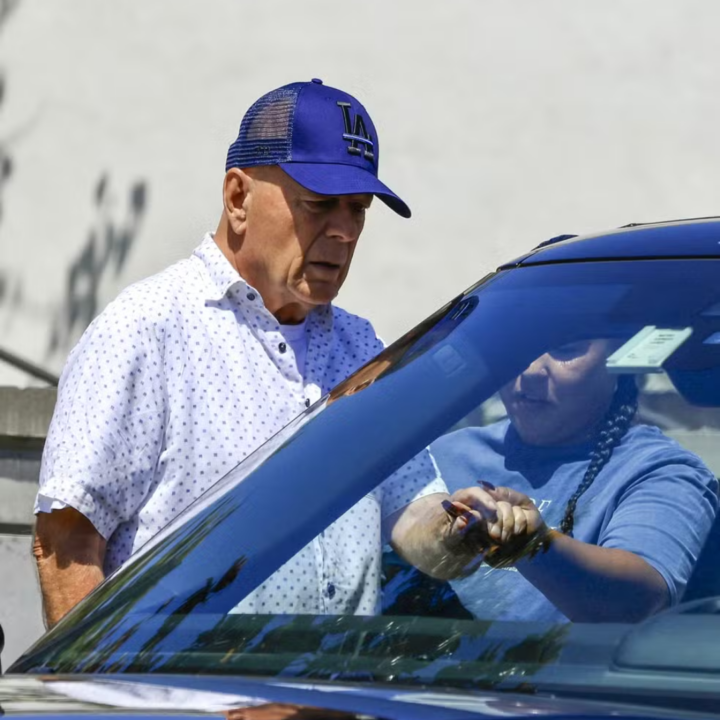Longe dos holofotes, Bruce Willis é fotografado em rara aparição aos 71 anos