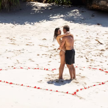 FOTOS: Alessandra Ambrosio é pedida em casamento durante viagem romântica à Indonésia