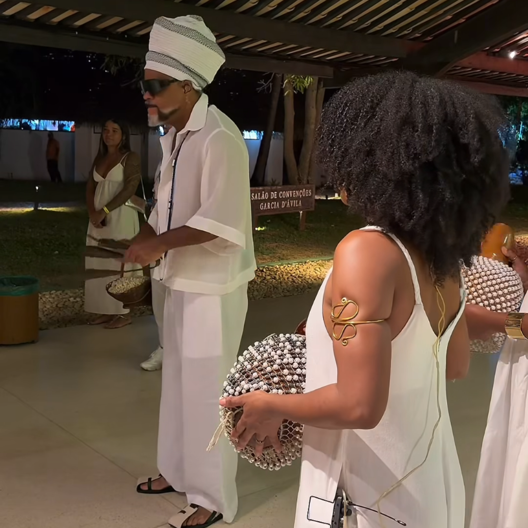 Brown faz padê patuscada antes de iniciar show na Praia do Forte