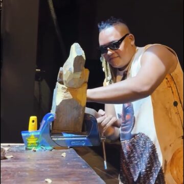 Escultor baiano faz obra de arte ao vivo durante show de Tiago Iorc em Salvador; veja vídeo