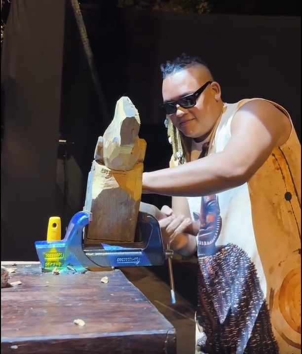 Escultor baiano faz obra de arte ao vivo durante show de Tiago Iorc em Salvador; veja vídeo