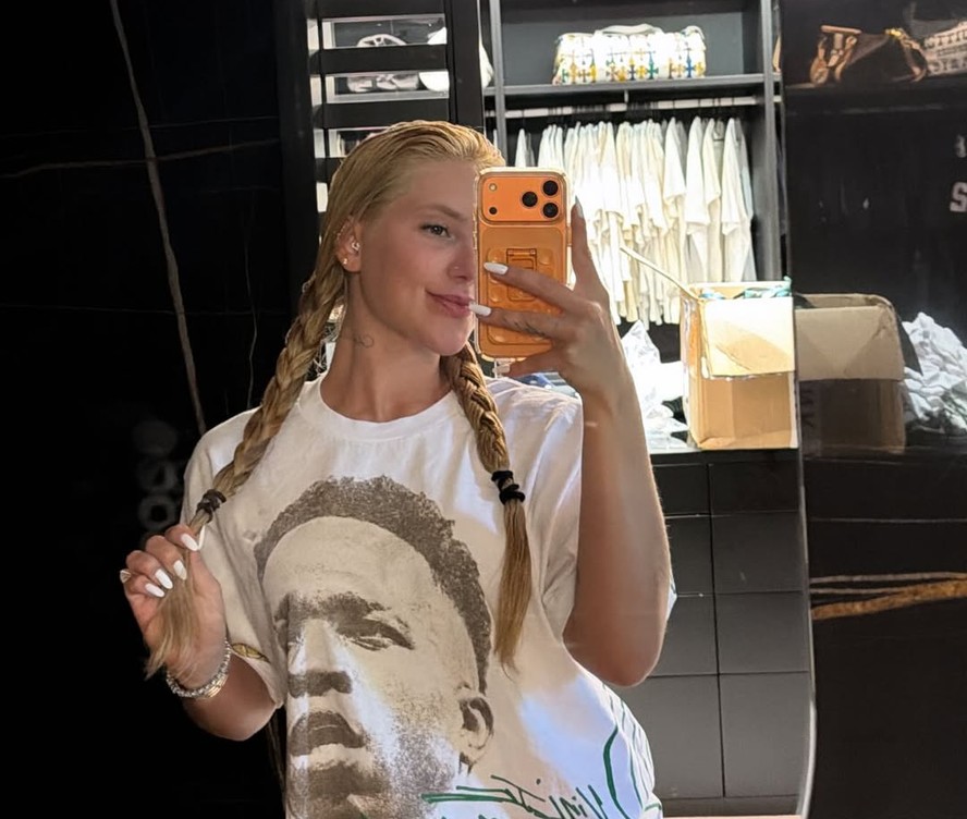 Virginia Fonseca chama atenção ao usar camiseta estampada com rosto de Vini Jr.