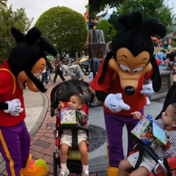 Filha de Neymar encanta em primeiro passeio na Disney; veja fotos