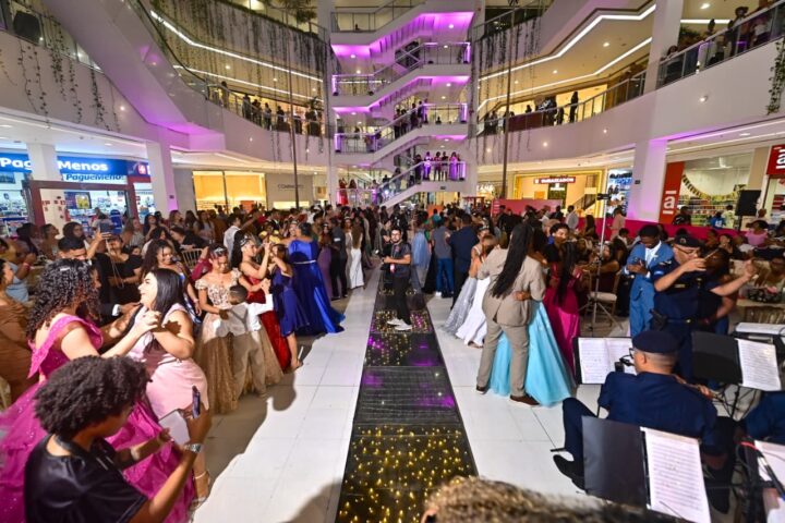Shopping em Salvador realiza festa de 15 anos para 22 adolescentes de bairros populares